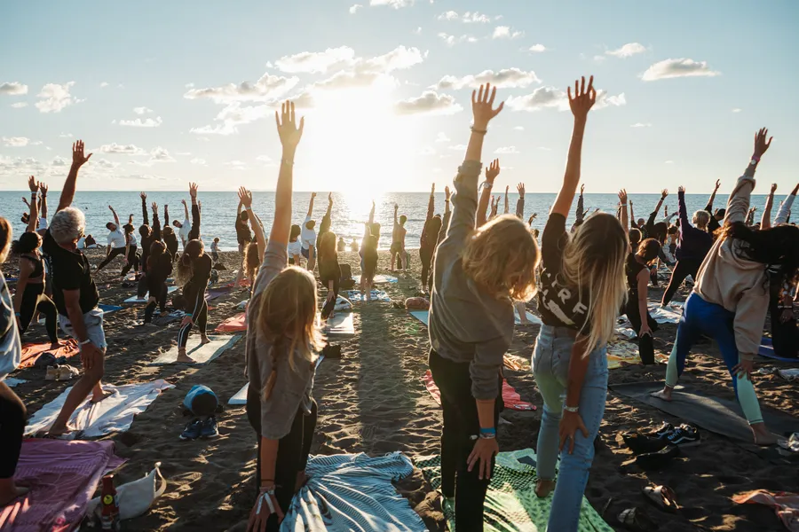 Yoga al tramonto sulla spiaggia del MeetUp