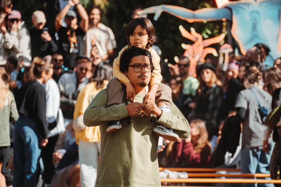 Un bimbo sulle spalle del papà al MeetUp Festival
