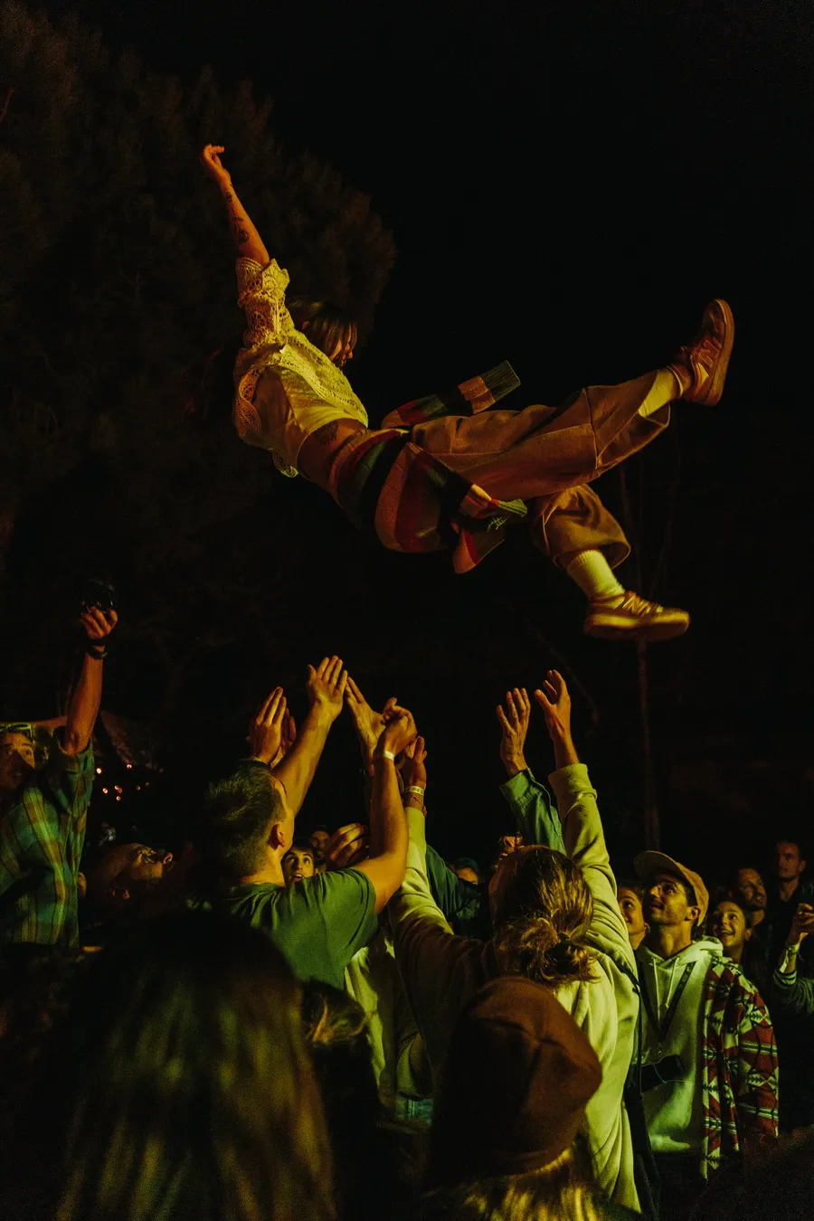 Partecipanti durante sport acquatici al festival outdoor Emilia-Romagna